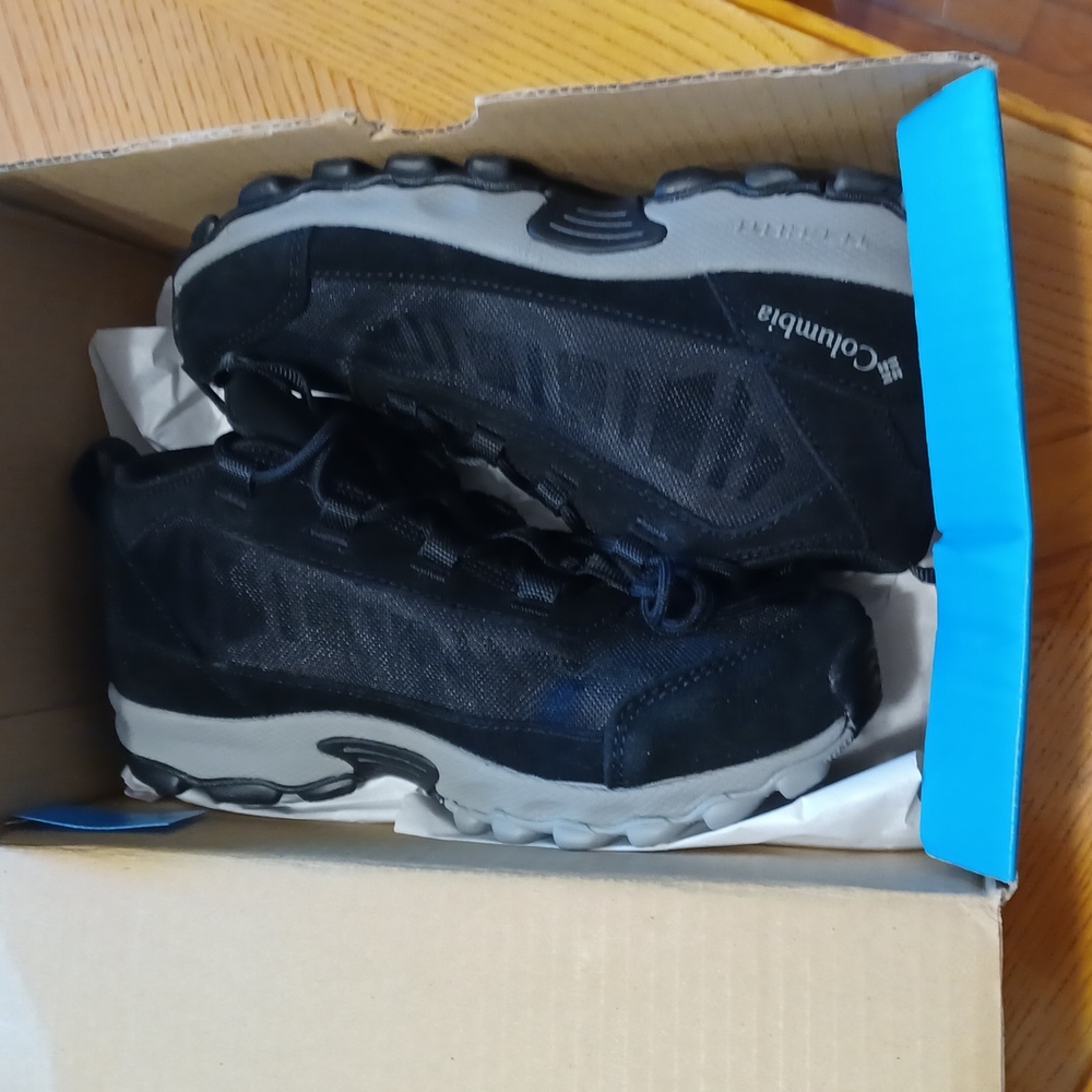 NWT IN BOX Youth  Columbia youth flow borough. sneakers